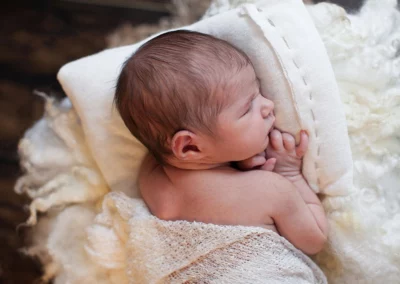 Sanftes Neugeborenen-Fotoshooting: Friedlich schlafendes Baby